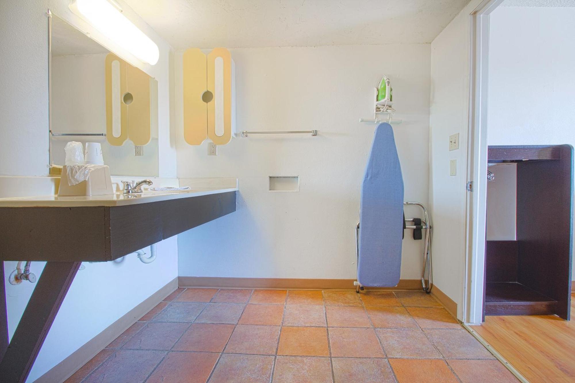 Studio Inn Extended Stay Oklahoma City Airport By Oyo Exterior photo